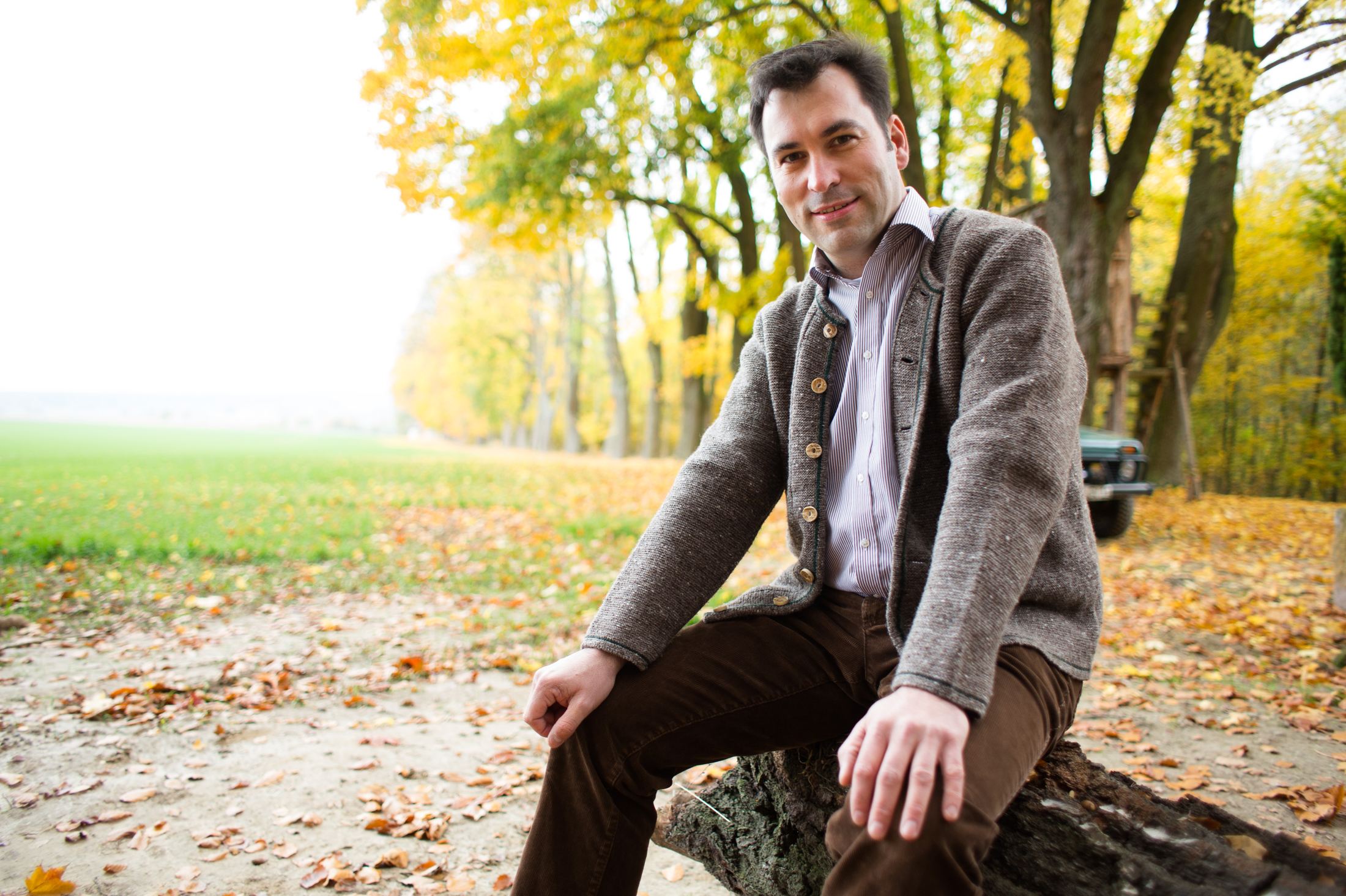 Christian Vieth im Herbst am Rand einer Allee